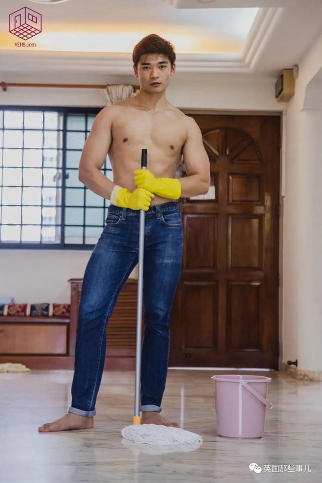 新加坡的“猛男清潔服務”！肌肉小哥組團上門幹家政，這畫風