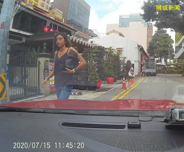 刁蛮女搭霸王车 木板袭击老司机