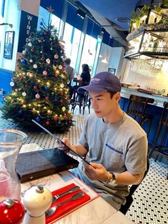 难忘一个人中国过圣诞 王冠逸破例吃杯面雪糕 爽！