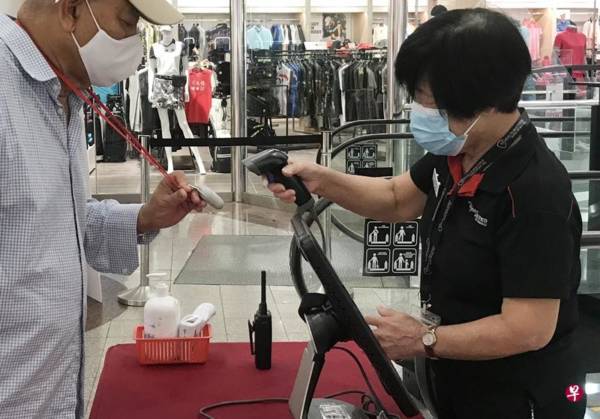 ◤肺炎疫情◢狮城电影院推“合力追踪” 民众持携手防疫器入场 赞好