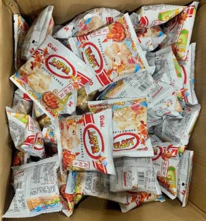 虚报为薯片和薯条 零食袋藏100包漏税烟