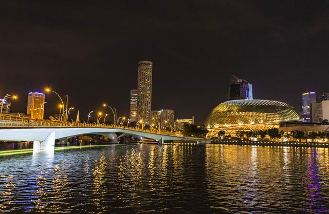 观赏新加坡夜景的绝佳地，夜色中的克拉码头