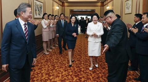 朝鲜最高领导人金正恩在白头山天池学韩国明星比心（heart fingers）