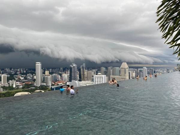 狮城昨午多区水灾 出现巨型积雨云 树倒车抛锚