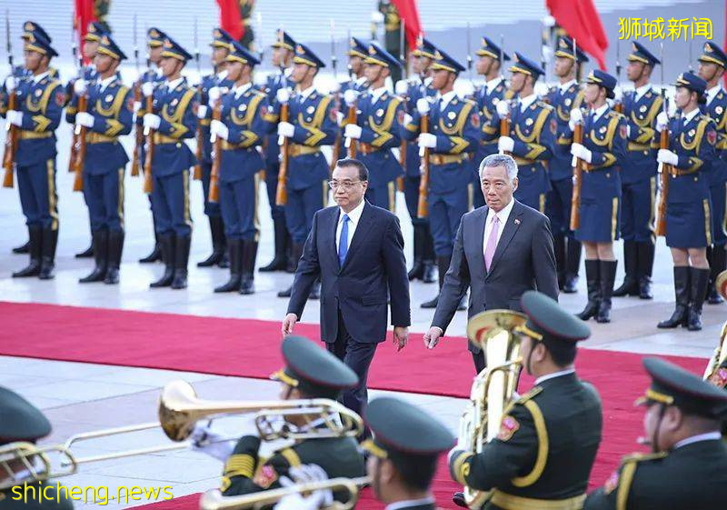 新加坡，左右为难