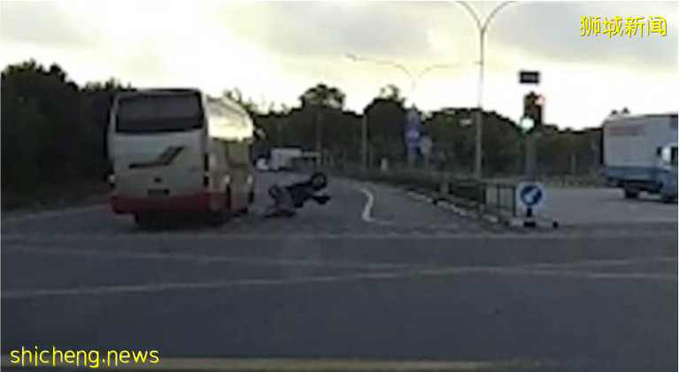 遭巴士拖行约10米 骑士关键时刻“弹开”保命