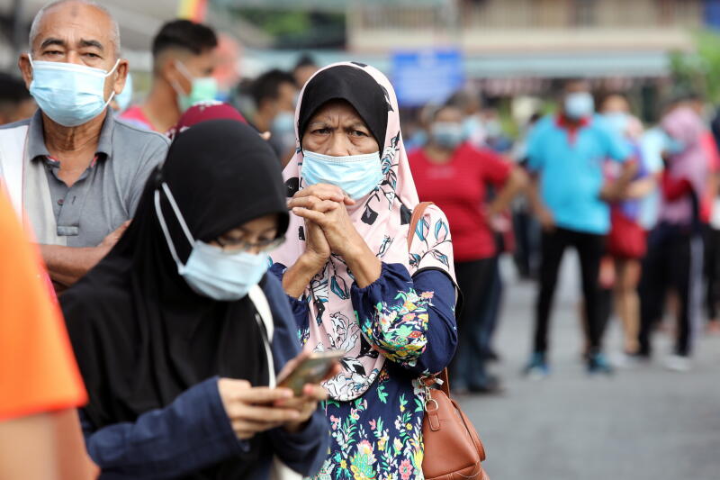 20201217 - (Reu) People wait in line to be tested for the coronavirus disease (COVID-19) at a testing station in Klang, Malaysia.jpg