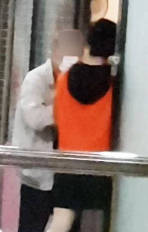 奇!老阿伯上“美甲店” 原来有特别服务