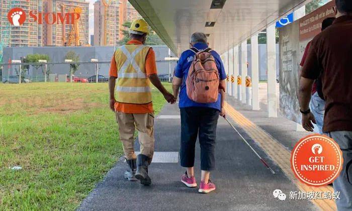 狮城地铁站外温馨一幕：阿嫲别怕，我牵你走