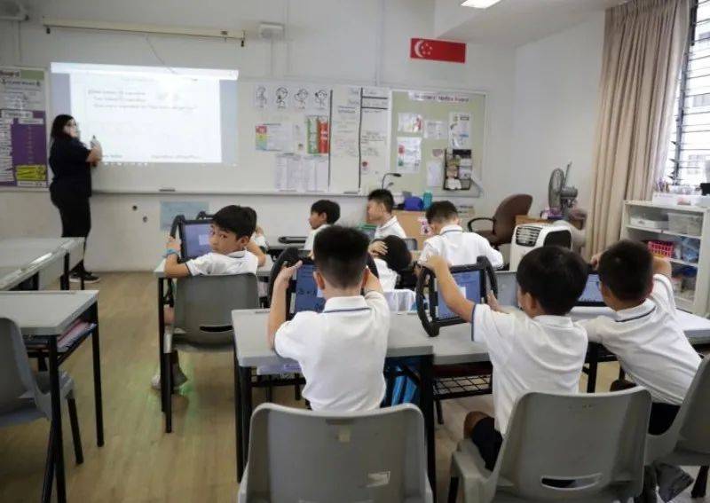 明年6月起，所有中学、初级学院推行在校居家混合学习模式