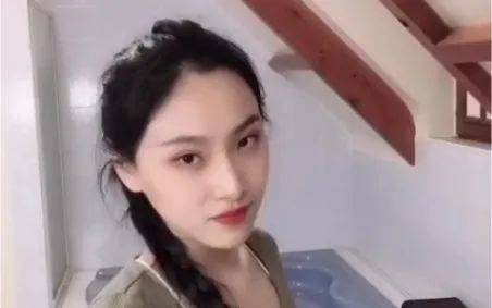 她，22岁中国女留学生，下海后在国外成人网站爆红！网友评论亮了