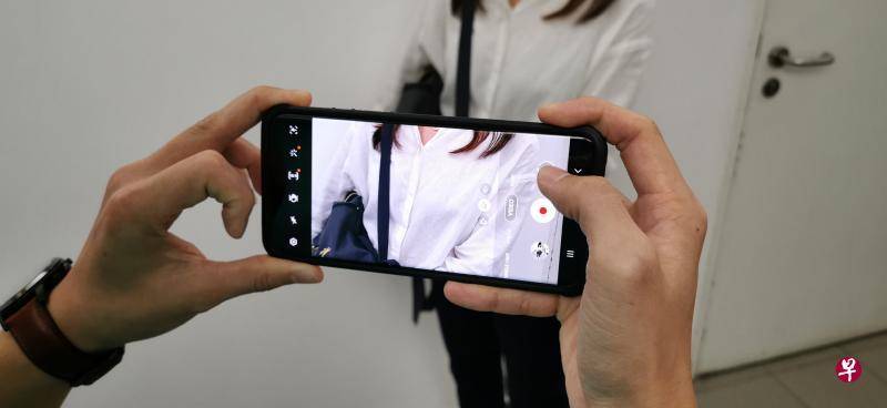 男子厕所藏针孔相机 · 偷拍岳母妻姨5人洗澡