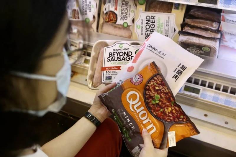 采集活鸡细胞制成，新加坡成为全球首个批准售卖培植肉国家