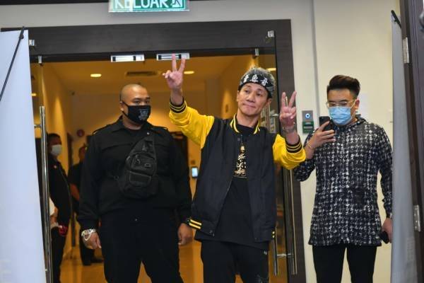 风水轮流转！王雷终于站C位 送梁志强两个字xia suay