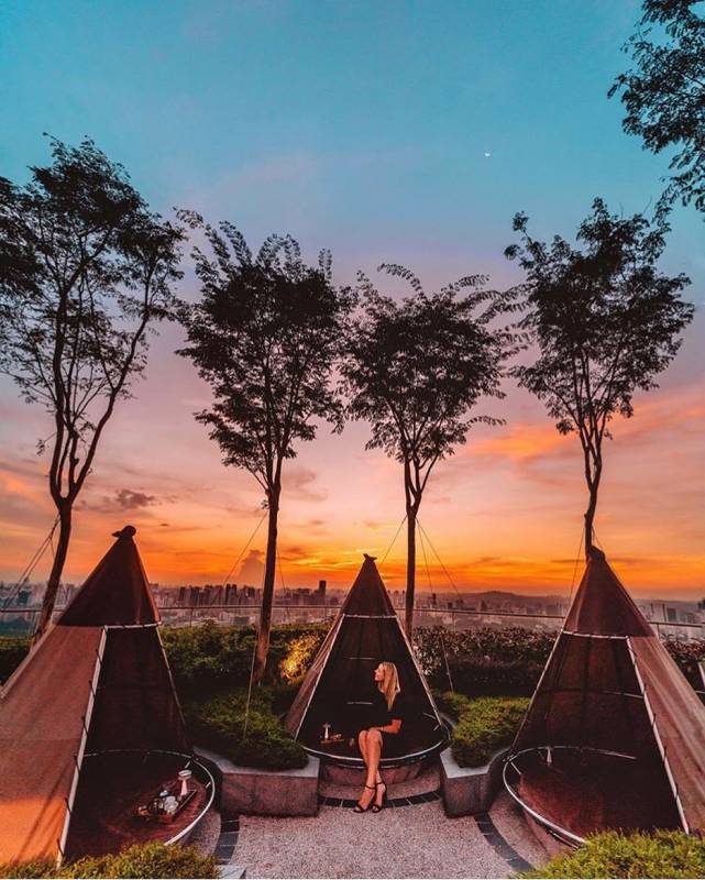 欢庆三周年！从9月8日起至9月22日 · 新加坡Andaz酒店促销高达50%！ 高处俯瞰绚丽美景 + 浪漫圆锥形帐篷赏日落 · 仿佛置身于城市中的室外桃园