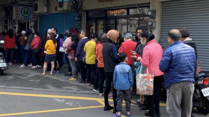 20200413-taiwanese queuing to buy masks.jpg