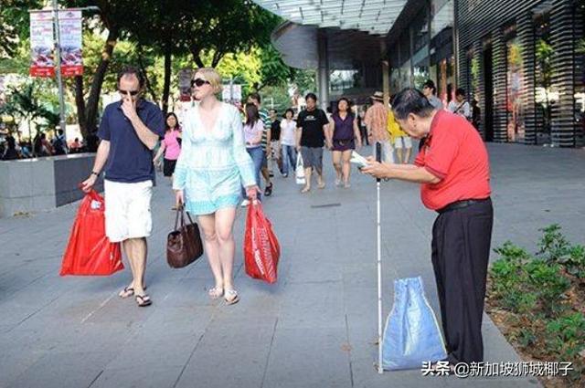 新加坡爲什麽這麽多老人在街頭賣紙巾？每月賣多少才能養活自己？