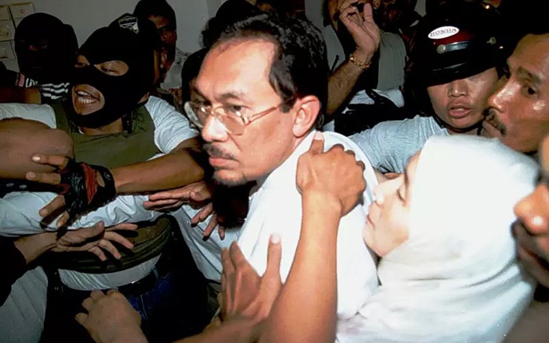 anwar-ibrahim-arrested-20sept1998-ap-11.jpg