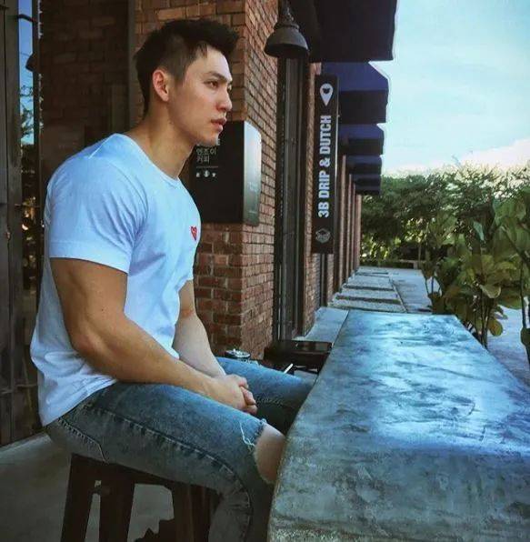 刷屏!史上最帅和尚火了!他到底是谁?新加坡10个最帅的男人表示不服