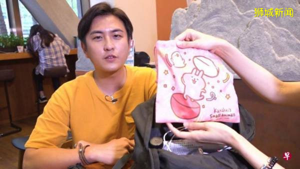 被突袭搜包仅带38新元 黄靖伦自嘲:太丢脸了