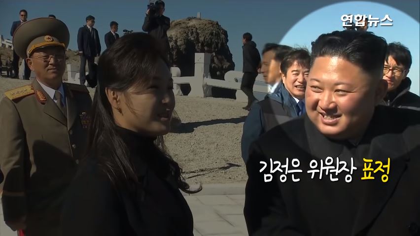 朝鲜最高领导人金正恩在白头山天池学韩国明星比心（heart fingers）