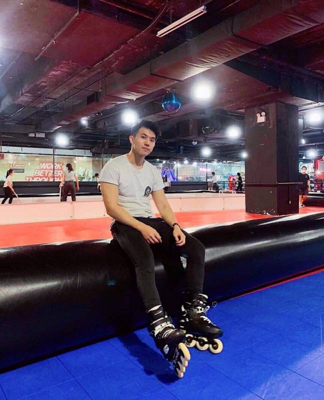 新加坡最大室内旱冰场 “HiRoller” ！💈80、90后的青春、复古迪斯科 + 边滑边蹦迪💃🏻🕺🏻