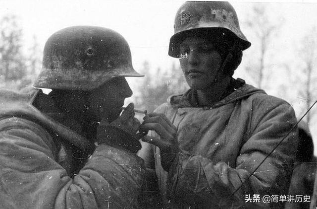 二战照片：1942年新加坡沦陷时，约有5万英国士兵被日军俘虏