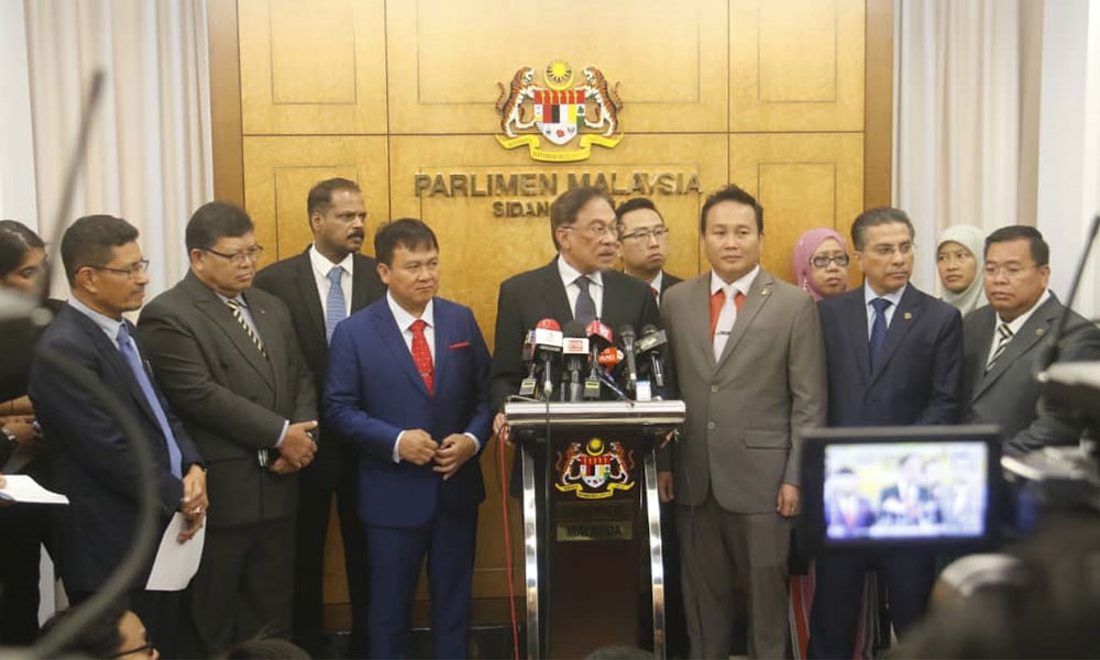20190718 anwar press flanked by mps.jpg