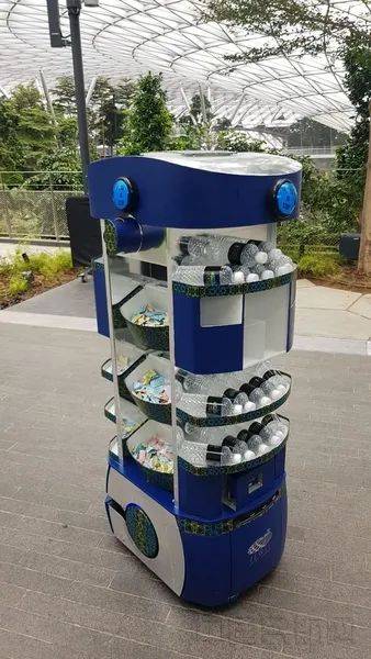 新加坡樟宜机场有一群“多才多艺”的机器人