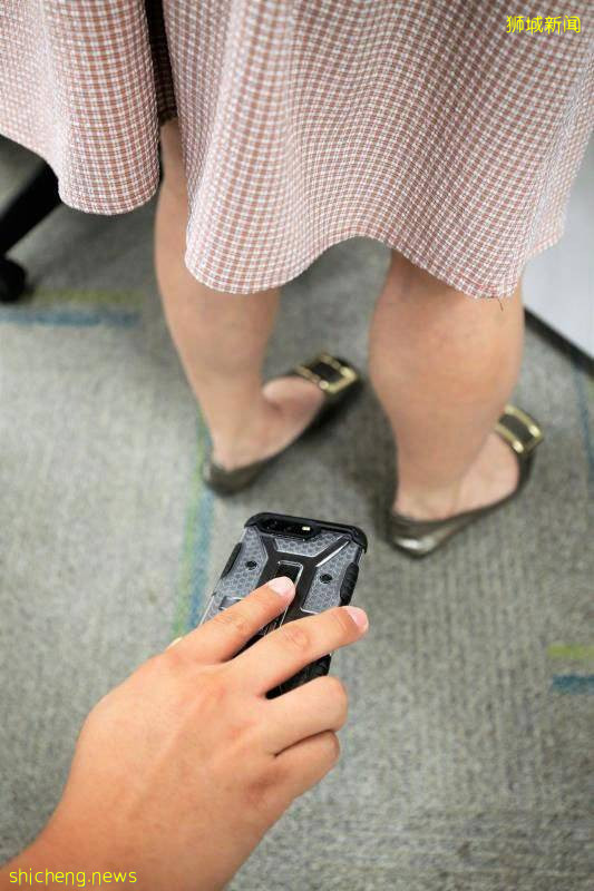 邀女学生蒙眼当模特 淫师偷拍裙底春