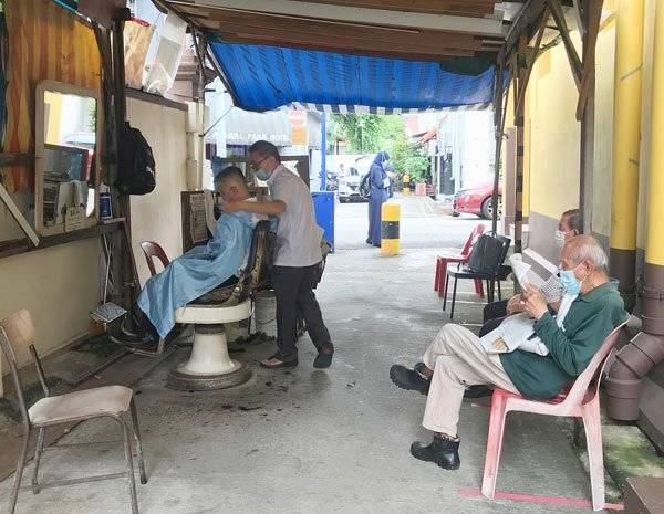 75岁街头理发师 10多年坚持不起价