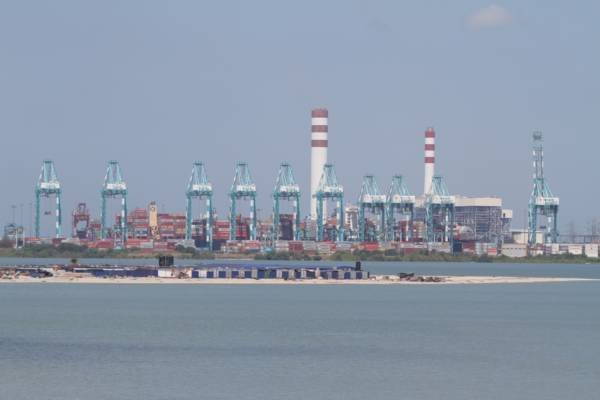 柔去年制造业投资额狂跌 新加坡成最大投资“金主”