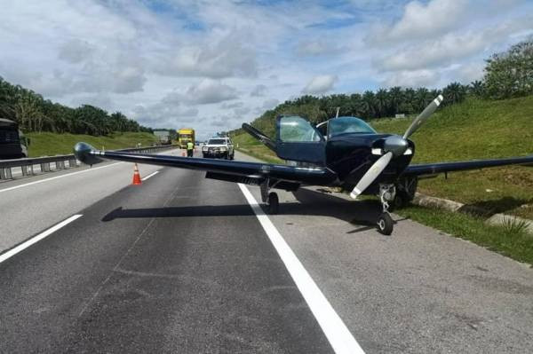【飞机降落南北大道】机师是狮城著名骨外科医生 没离开机场免隔离