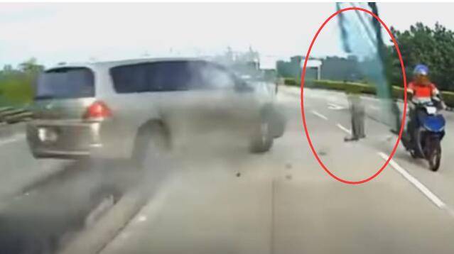 新加坡发生严重交通事故，幸运摩托骑士从死神腋窝下钻过
