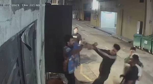 倒霉员工遇3醉汉 后巷倒垃圾无端端被打