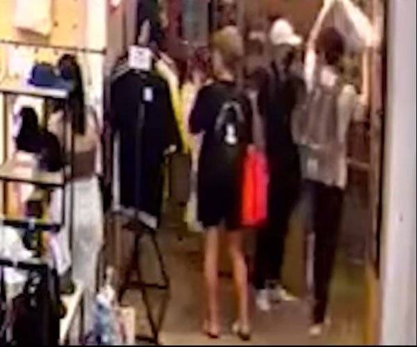 偷衣新招 双手一举 避过检举