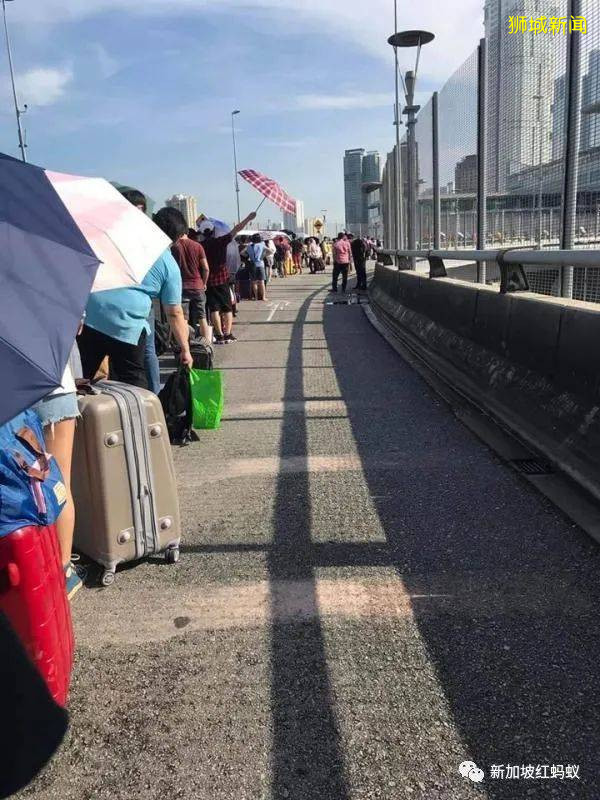 马来西亚隔离政策三天改三次 公民赶着跑回国入境人龙排到桥上