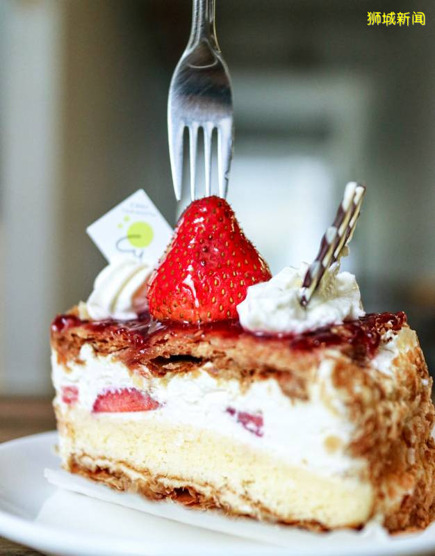 让狮城压抑的生活中，添上草莓的的色彩