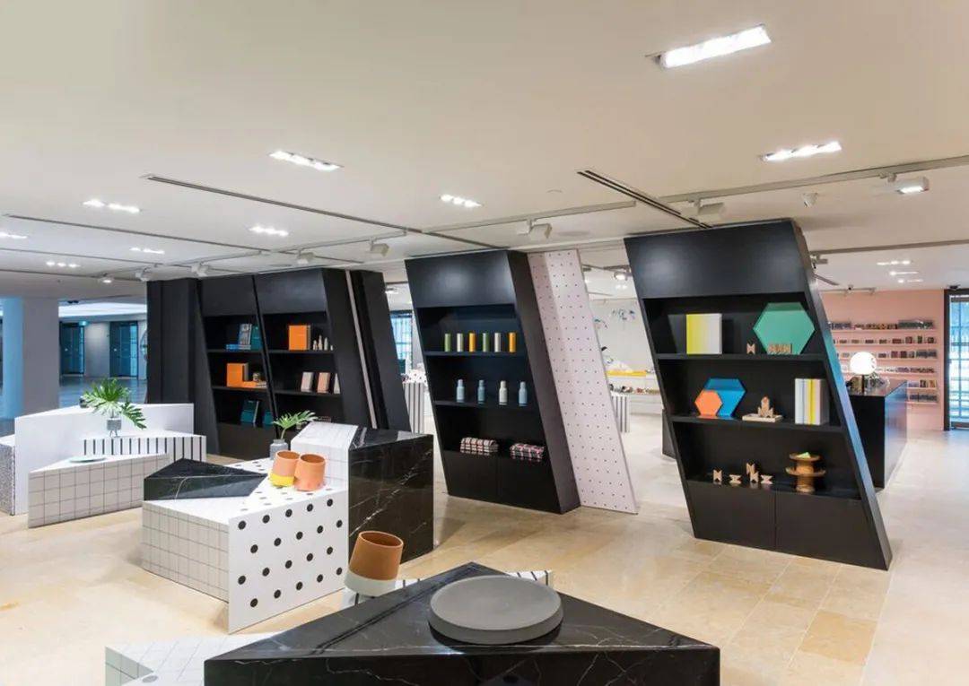 最新报告！今年，新加坡至少15万人离开，1万多家店倒闭