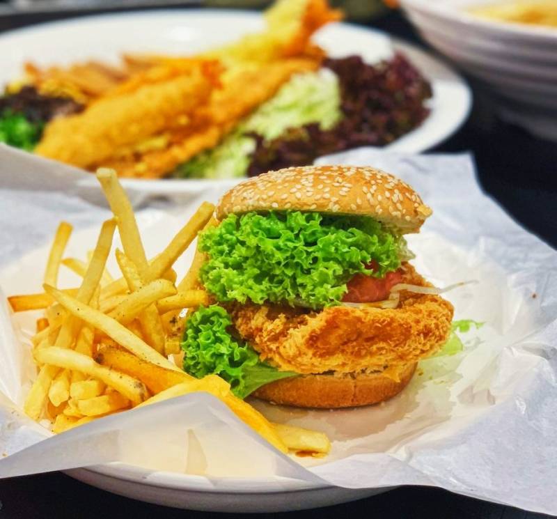 盘比脸大的日式灵魂咖喱饭🍛！ 料超足+量超大！新店开张隐藏菜色大公开！新店开张还有特价券可领喔