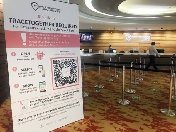 ◤肺炎疫情◢狮城电影院推“合力追踪” 民众持携手防疫器入场 赞好