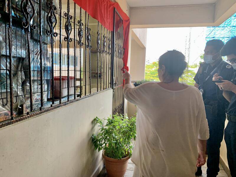 欠16个月租霸屋不搬 房东怒锯铁门赶租客