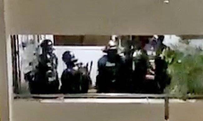 阿叔高楼抛酒瓶 警封锁现场破门逮人