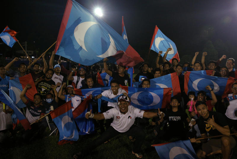 2018-05-10 mahathir supporters.jpg