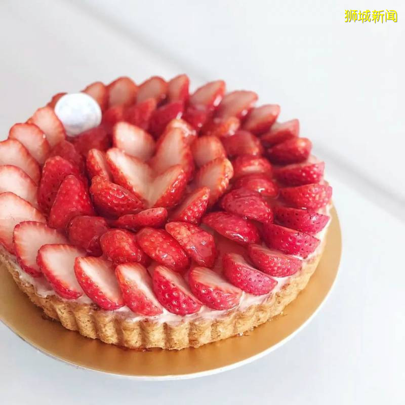 让狮城压抑的生活中，添上草莓的的色彩