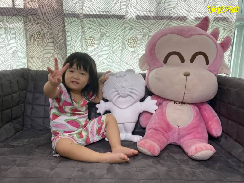 新加坡总统和明星都爱他，超多小朋友求合照、抱抱，是谁