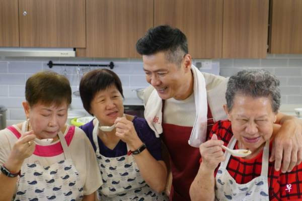 李南星为客工准备美食 煮亚参海鲜好紧张