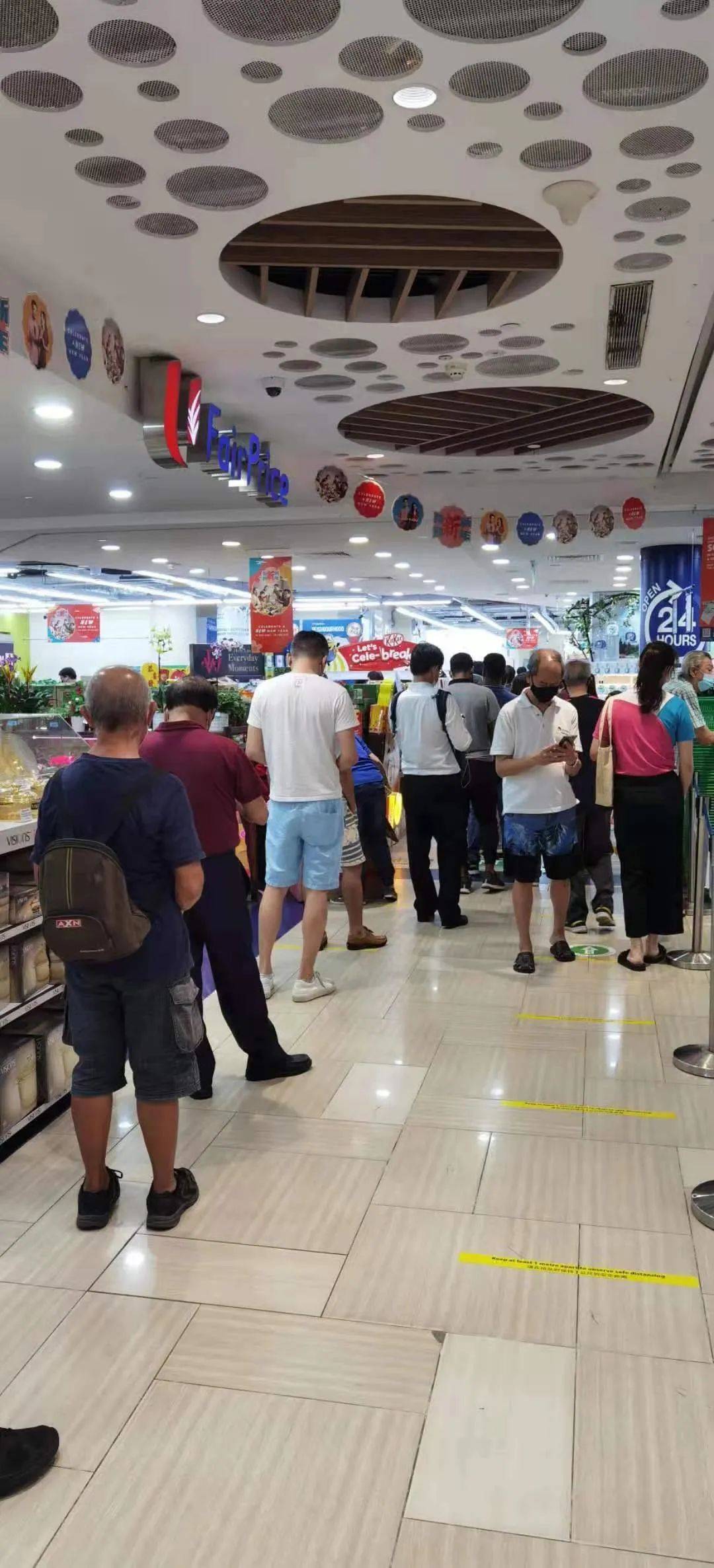 前天!新加坡多个商店大排500米长队,他们瓜分了1000多万新币
