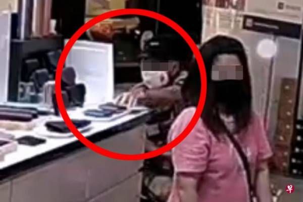 老汉坐轮椅到皮包店偷窃 店主公开视频 揭恶行