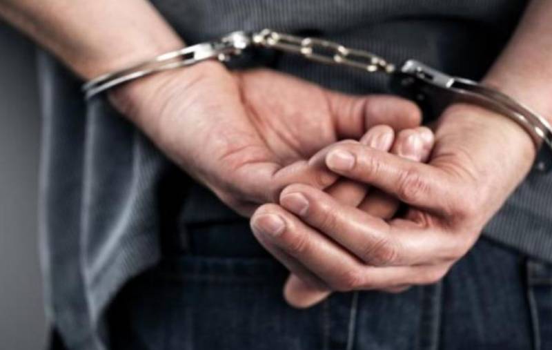 他 ，已婚，新加坡军人，竟埋伏在小学门口干坏事…坐牢7年+鞭刑